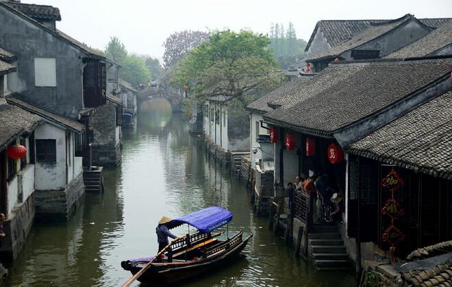 江西一女子在4S店与店员争吵后跳楼，疑因买到事故车维权时情绪激动，家人：人现在还在ICU